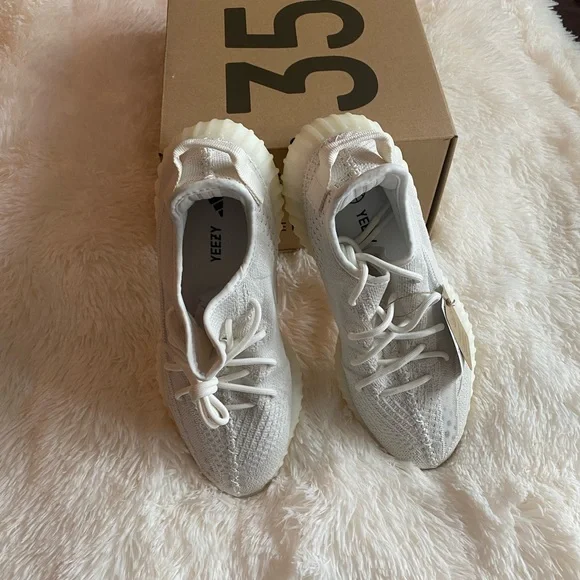 🆕 BNIB Yeezy Boost 350 V2 Bone color size 11 - Picture 2 of 7